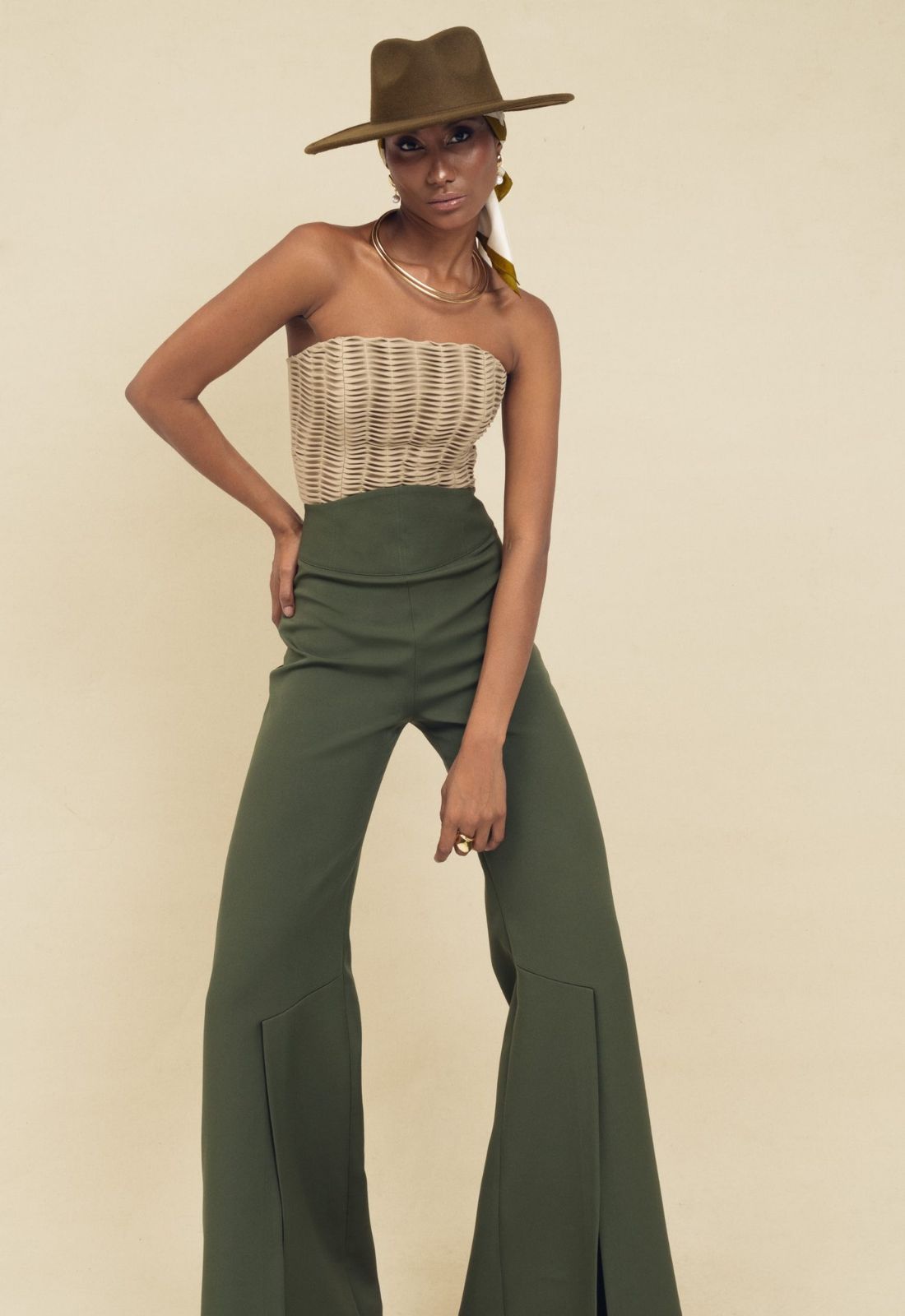 Crop top strapless con intervención textil y textura estructurada