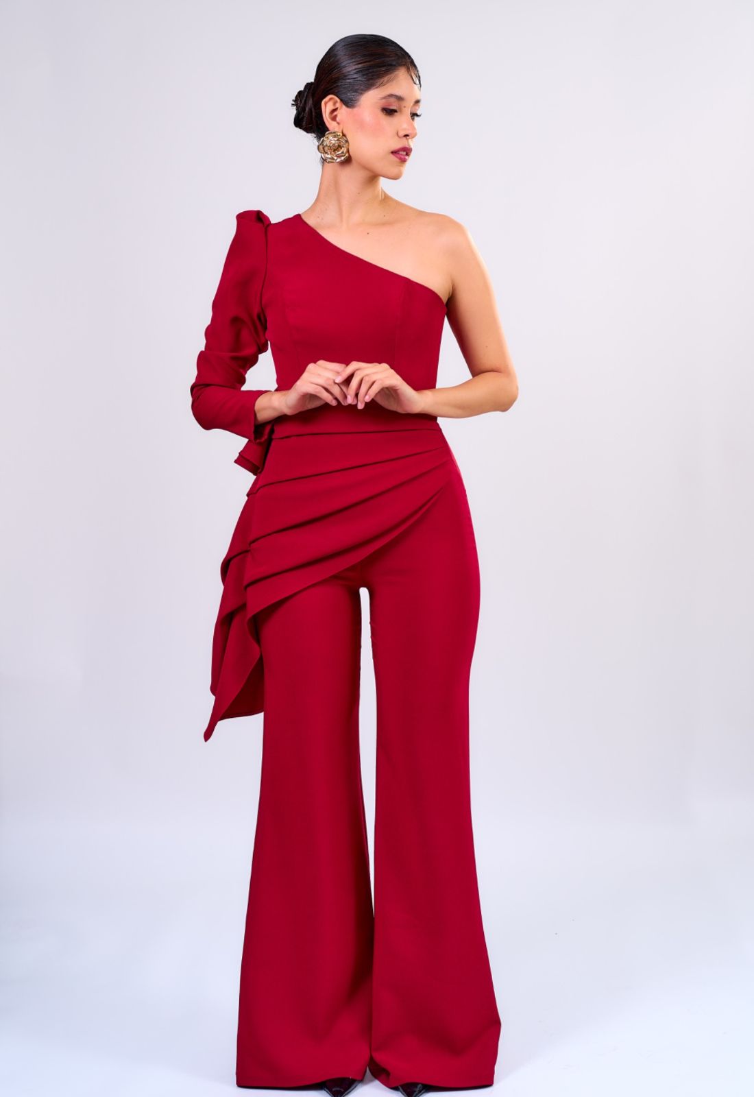 Enterizo elegante de medio hombro con manga larga y drapeado delantero con peplum lateral