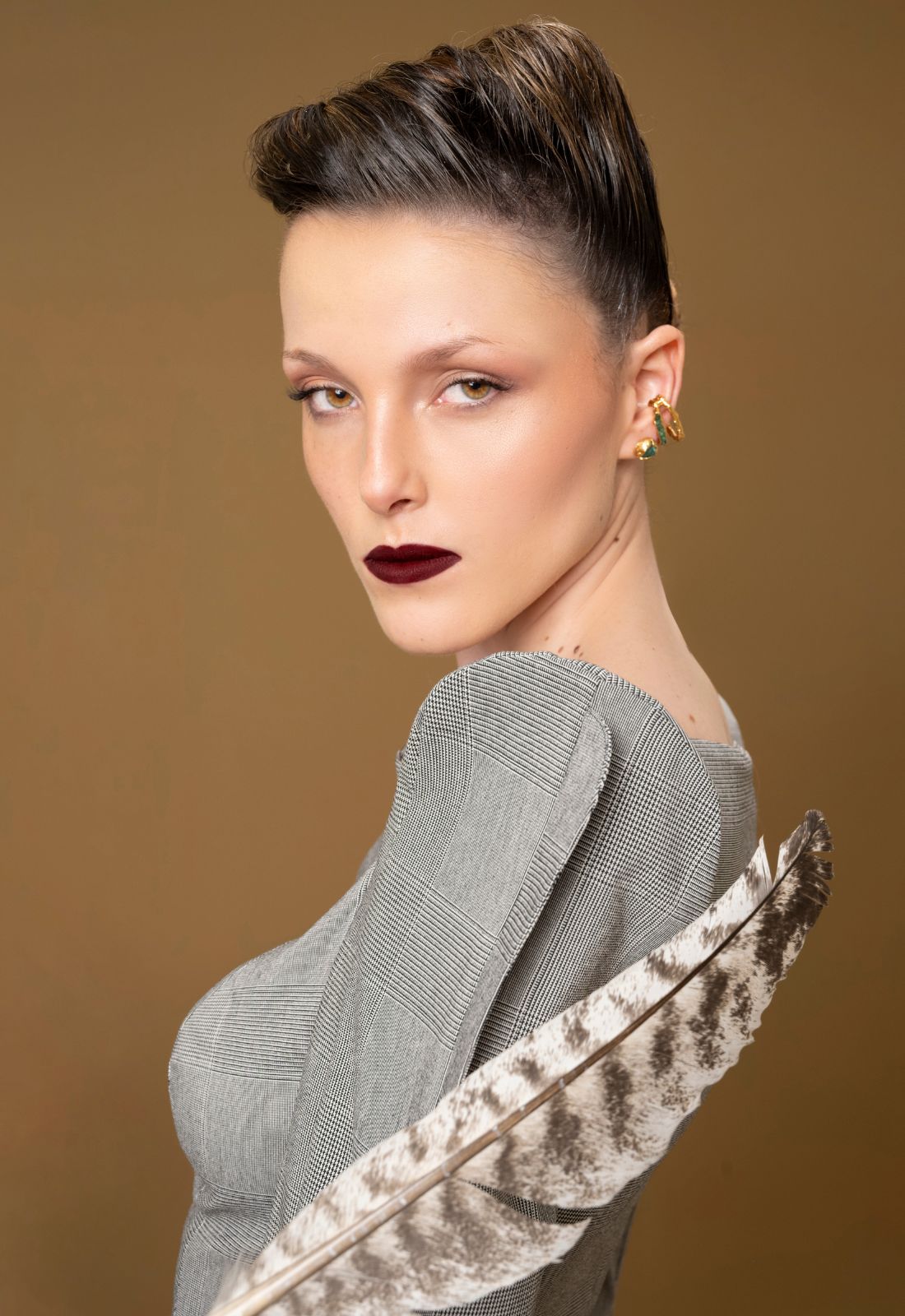 Blusa de mujer con escote bandeja, manga larga y hombreras estructuradas