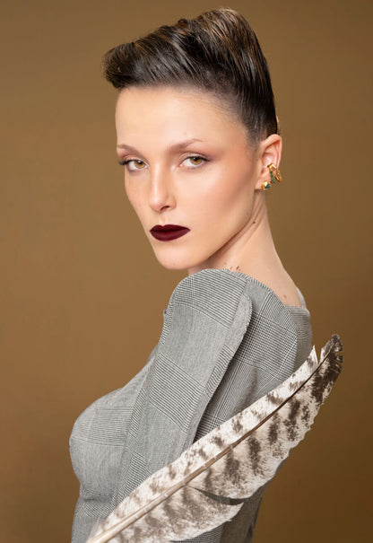 Blusa de mujer con escote bandeja, manga larga y hombreras estructuradas