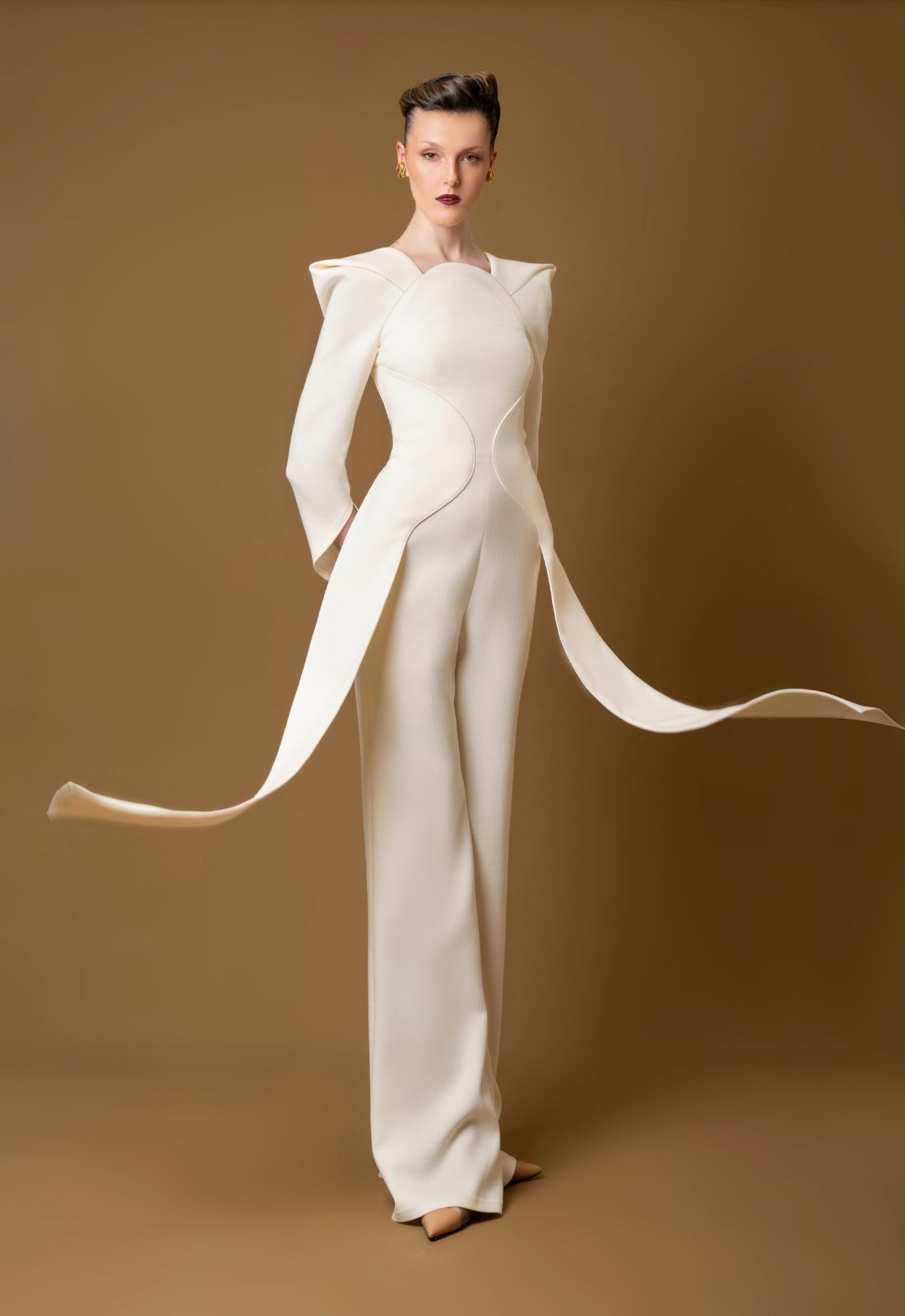 Enterizo de mujer manga larga con hombros en punta y caída fluida lateral