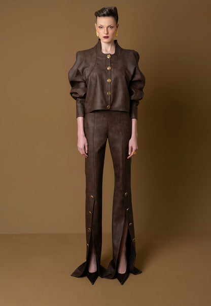 Pantalón de mujer con abertura frontal y botones decorativos